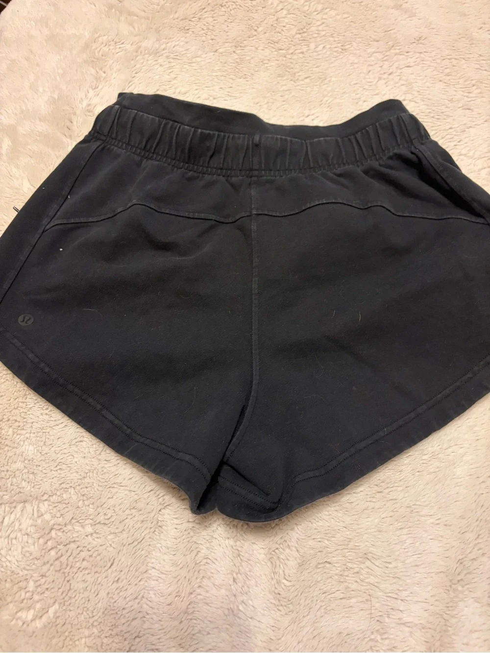 Lululemon inner glow shorts sz 4
